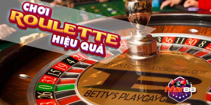 Trong cách chơi roulette, bàn cược có cấu trúc một vòng quay và bánh xe chứa 37 hoặc 38 ô vuông.